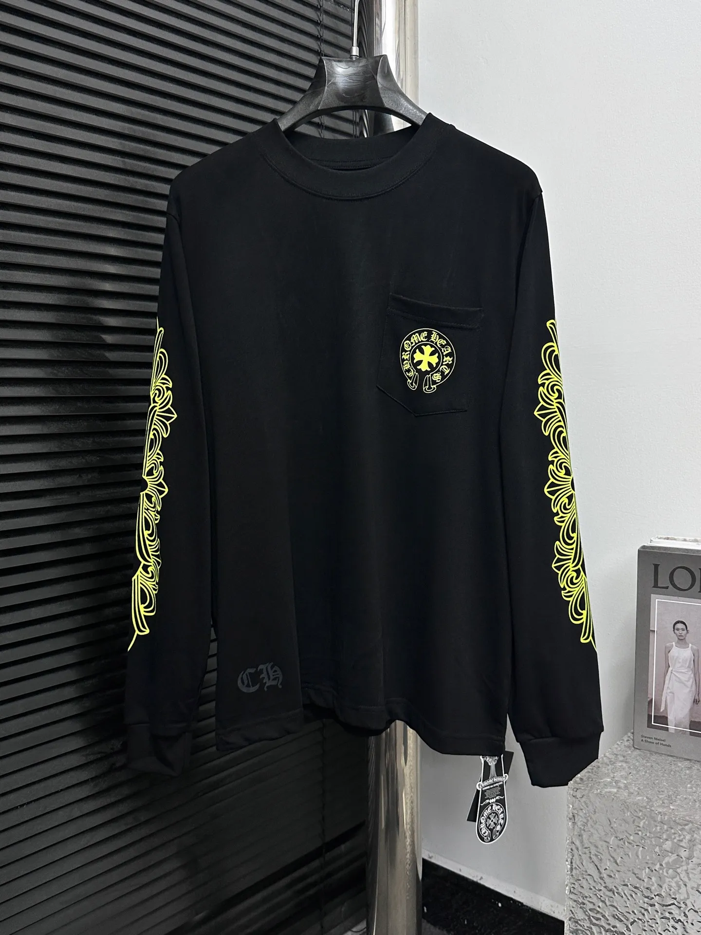 🅿️230 [Come Hearts] Crow Heart Graffiti Letters Limited Sanskrit Printed Long Sleeves, High Weight Threads on Collar and Cuffs, Custom Weaved and Dyed 280g Double Yarn Pure Cotton Fabric, Washed Anti-Counterfeiting Tags and other auxiliary labels are all correct versions, super conspicuous, super pretty, super stylish, same style for men and women! The overall upper body highlights fashion and individuality, and when worn together by a couple, it is a recommended T-shirt by the Street Ace!! Same style for men and women Size: XS-L